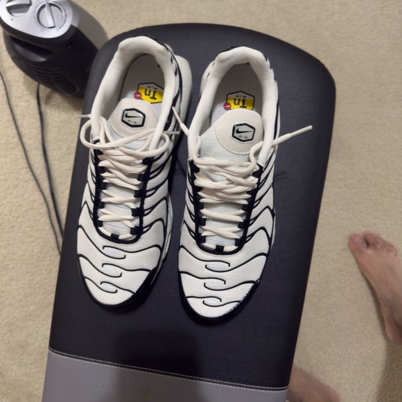 NWOT NIKE AIR MAX PLUS ESS ZEBRA PANDA MENS SIZE 10 - 50% OFF - Picture 2 of 4